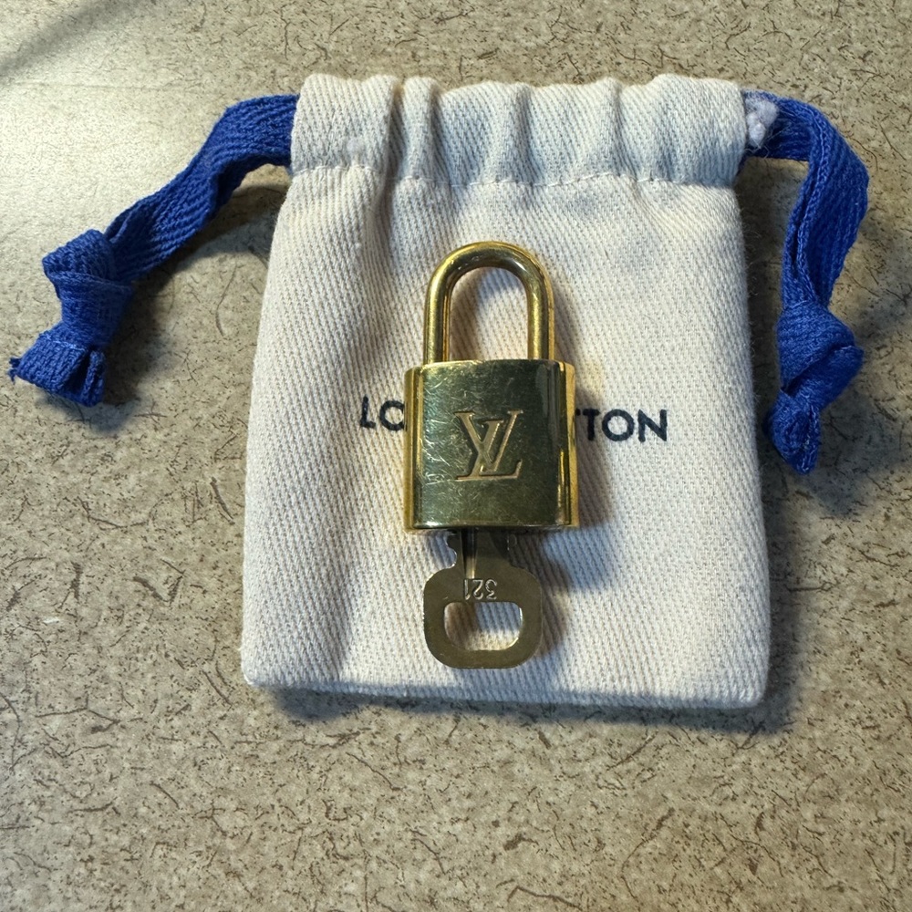 Lv lock with clutch